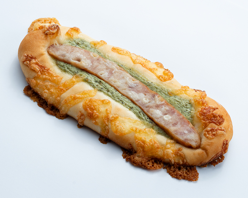 チーズ入りソーセージとバジルマヨ